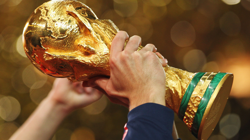 FIFA цомыг барьж буй гарнууд